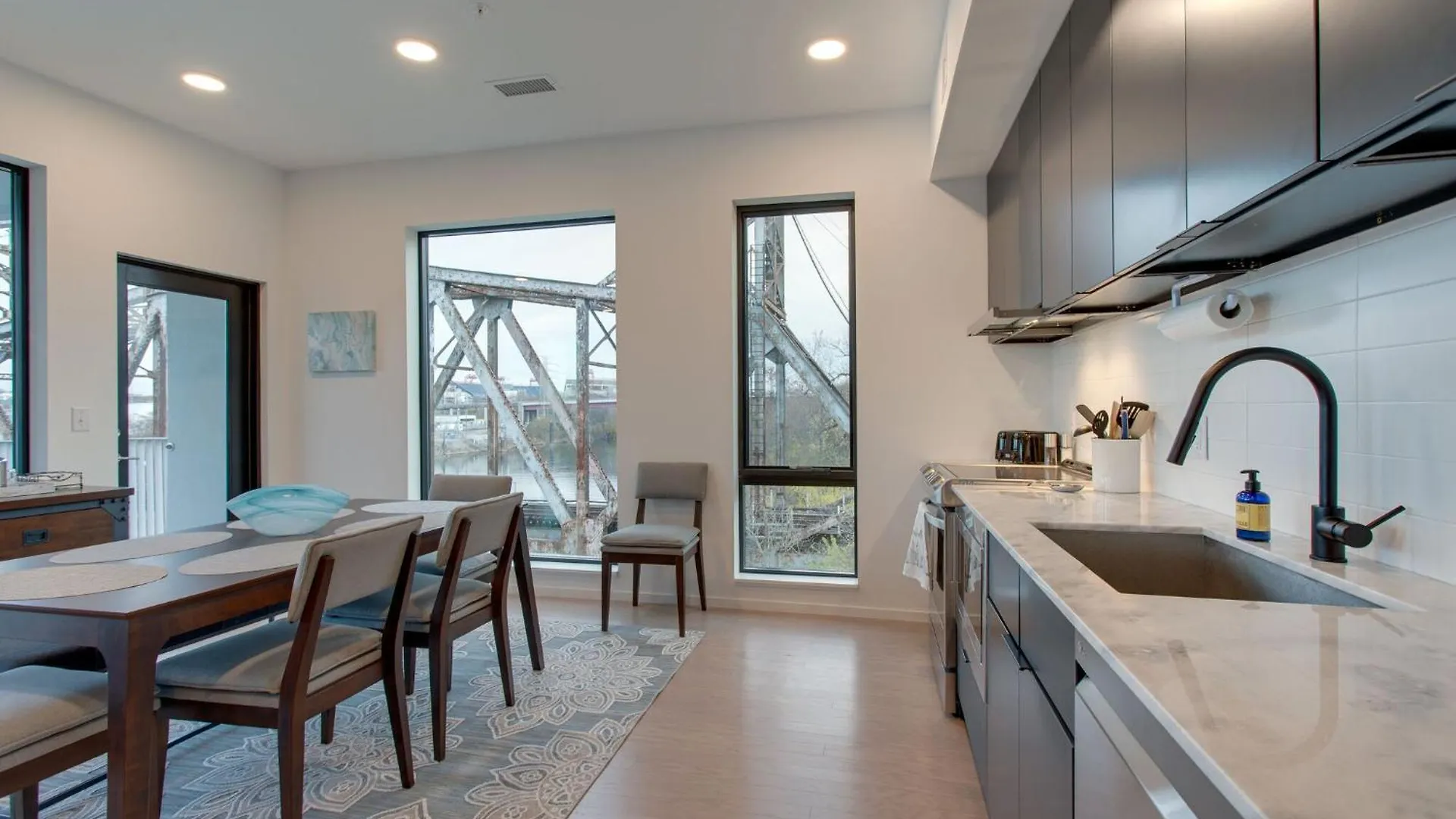 River View, Central, Elevator, Private Parking Nashville